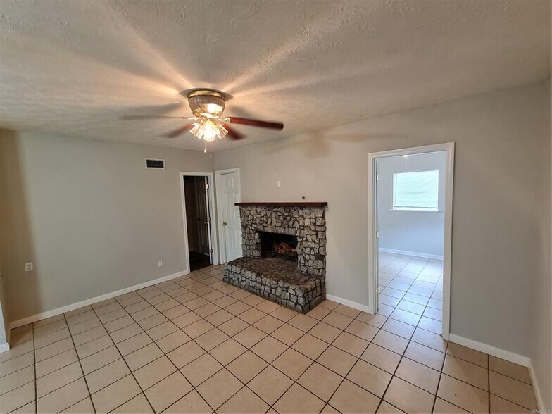 Building Photo - 1163 Cottondale Rd