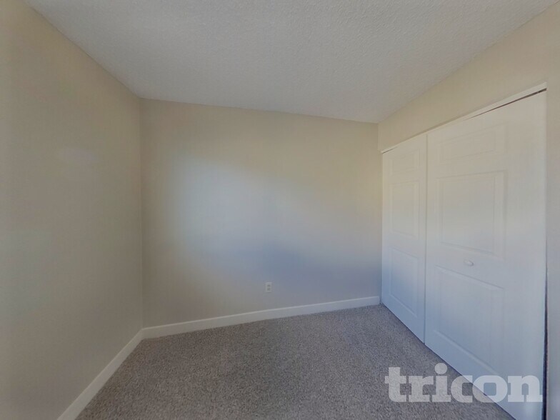 Building Photo - 2435 Shawnee Dr