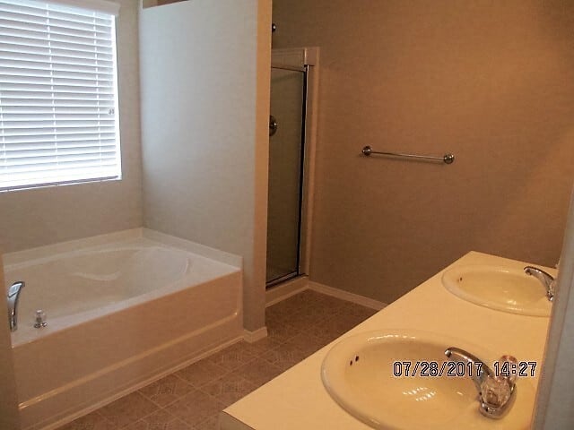 Building Photo - Awesome 3br 2.5ba in Durham. Fenced Yard!  Avail June 5, 2026!