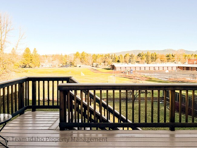 Building Photo - 5 bedrooms, 3 baths, and 3004 sqft Single Family Home