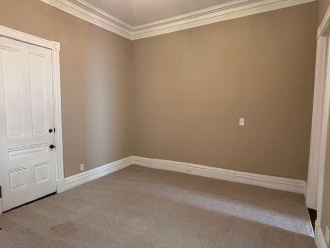 Building Photo - 462 Holly Ave