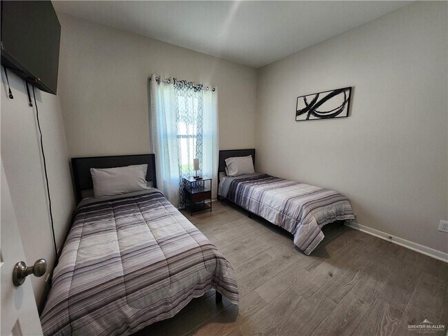 Building Photo - 12 N 34th Ln