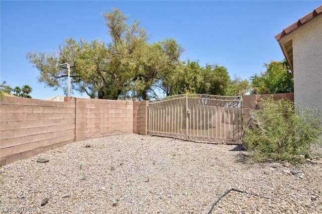 Building Photo - 2598 Highland Cliff Dr