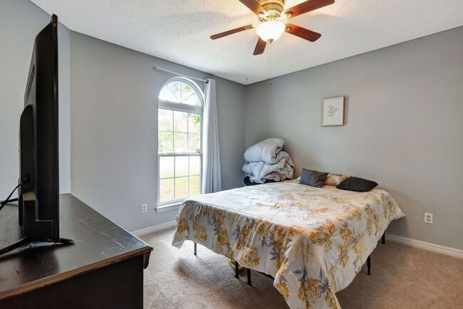 Building Photo - 3 Bedroom in Navarre! Move In $200 off 1st...