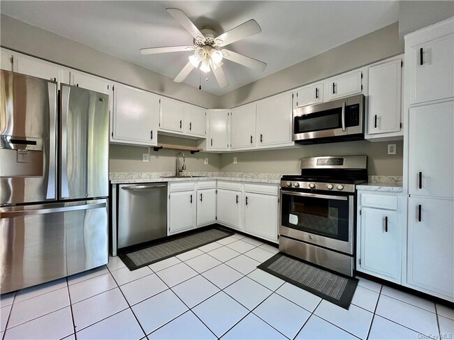 Building Photo - 40 Heritage Dr