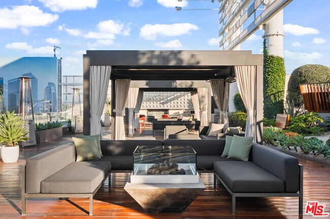 Building Photo - 6250 Hollywood Blvd