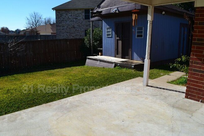 Building Photo - 310 Crestview Dr