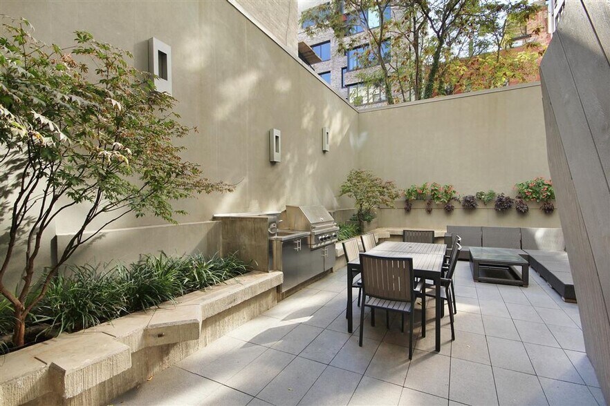 Building Photo - 123 3rd Ave