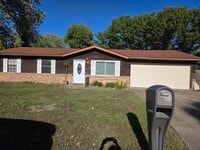 Building Photo - 2013 Maple Tree Ln