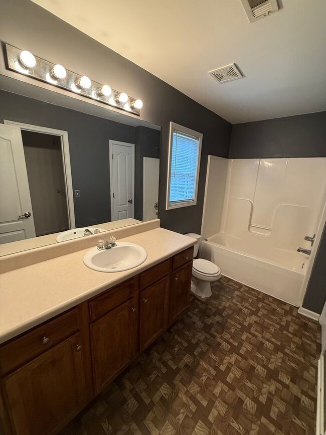 Building Photo - Comfort Meets Convenience — Move-In Ready!