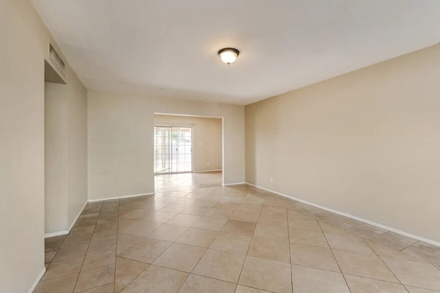 Building Photo - 3154 N 64th Dr