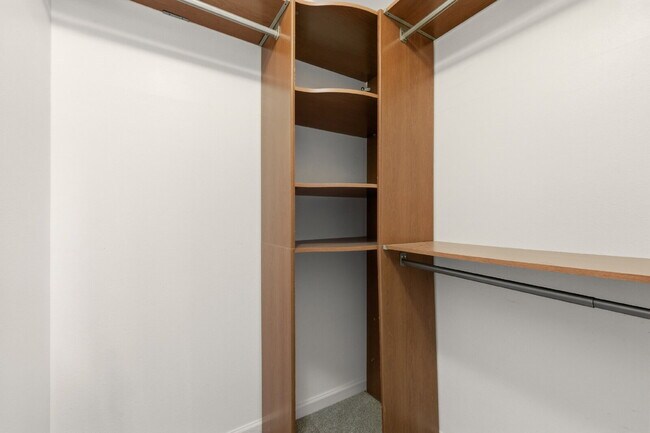 Building Photo - Charming 2BR/2.5BA Townhome in Deer Pointe Village! Beautiful Hardwood Floors Throughout Main Lev...