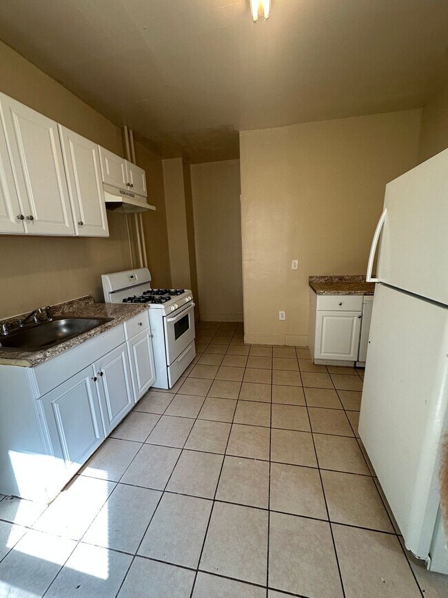 Building Photo - Large 3 bed, 2 full bath