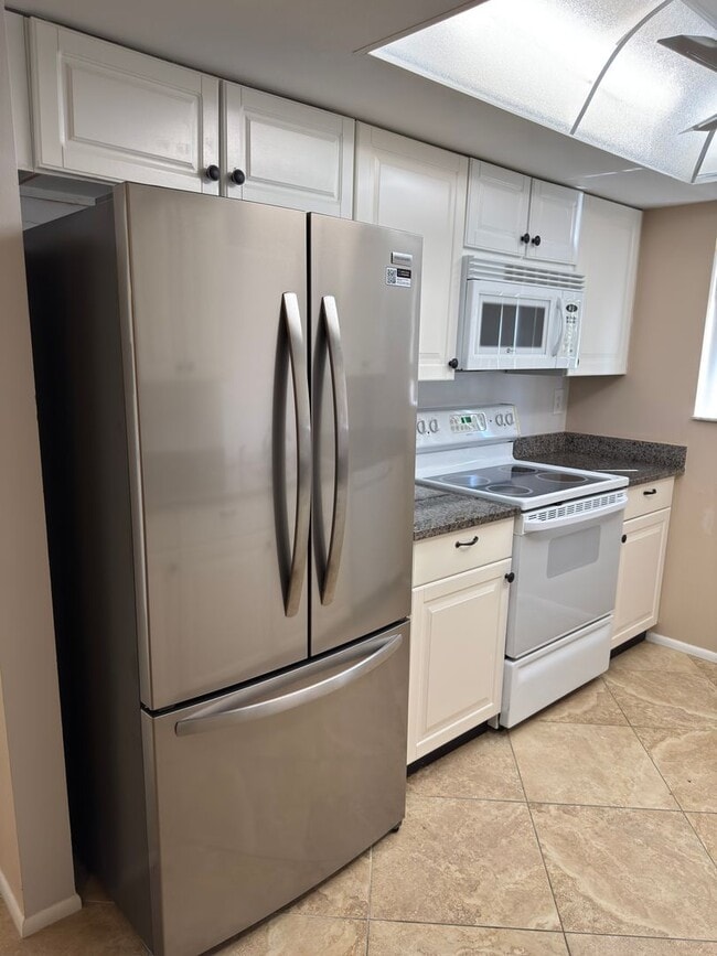 Building Photo - 3966 Oakhurst Blvd