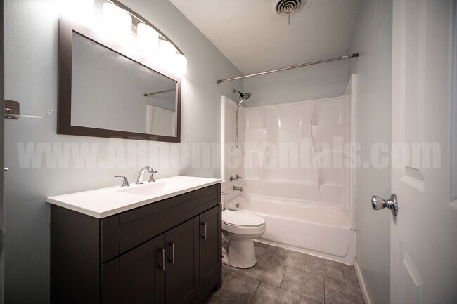 Building Photo - Centrally Located Home!