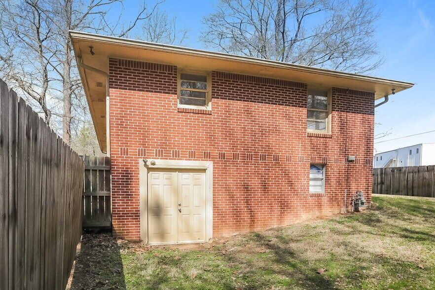 Building Photo - 2147 Camp Cir SW