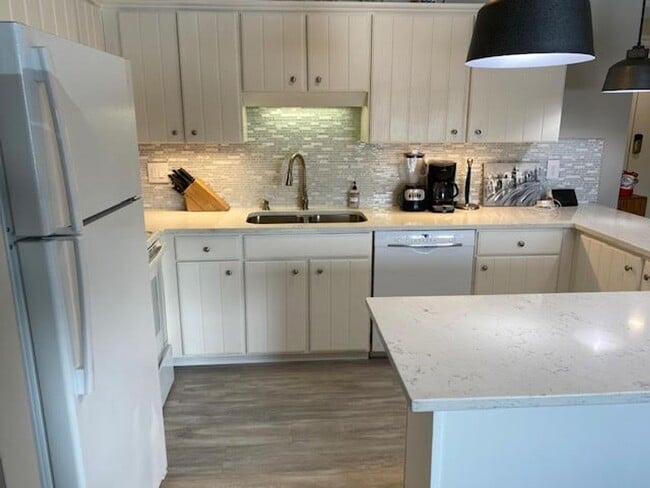 Building Photo - Dillon Valley East Condo-Beautifully Remodeled  3 Bedroom/2 Bath Unit w/Clubhouse, Pool & Hot Tub