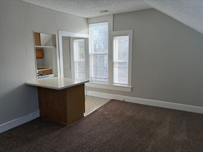 Building Photo - 818 N Corona St