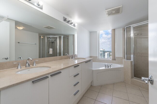 Building Photo - 16699 Collins Ave