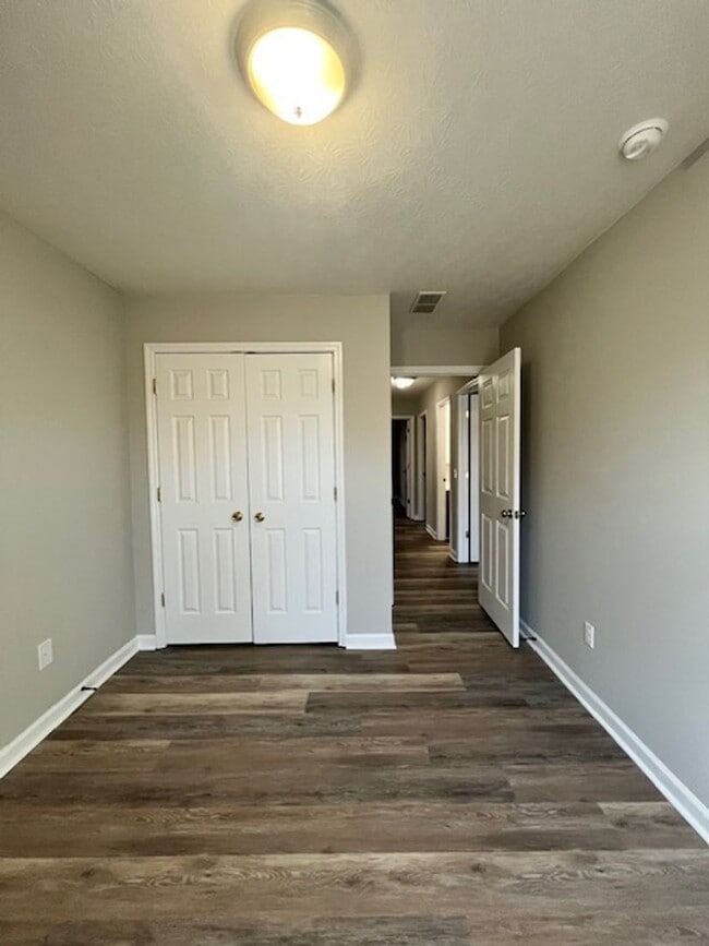 Building Photo - 820 Charles Ave