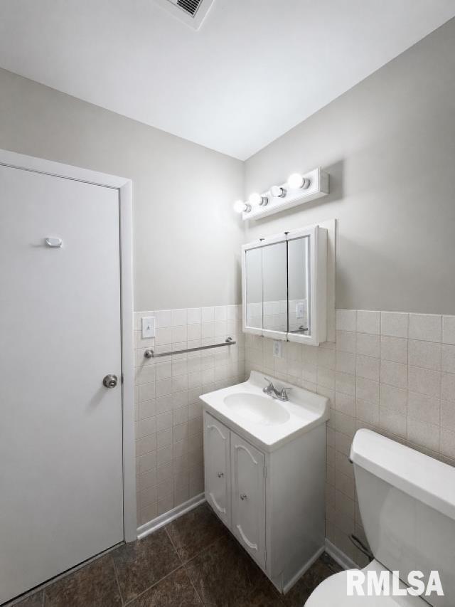 Building Photo - 2220 W Kensington Dr