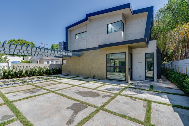 Building Photo - 370 N San Vicente Blvd