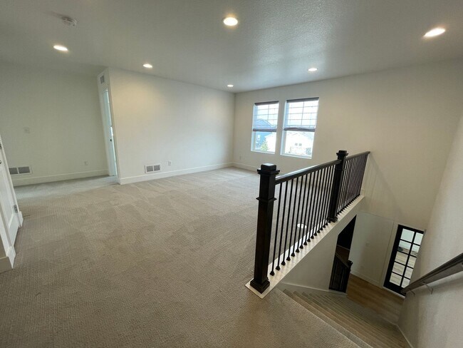 Building Photo - Stunning and spacious 4.5 bedroom, 3 bathroom home located in Morgan Hill