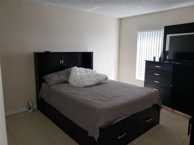 Building Photo - 4174 Inverrary Dr