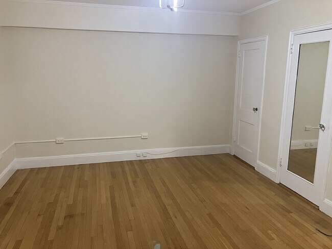 Building Photo - 988 Memorial Dr