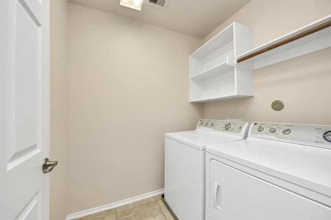 Building Photo - 6483 Calgary Woods Ln