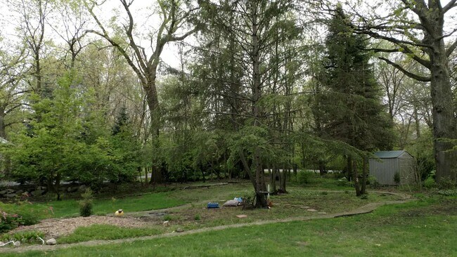 Building Photo - 33 River Oaks Cir E