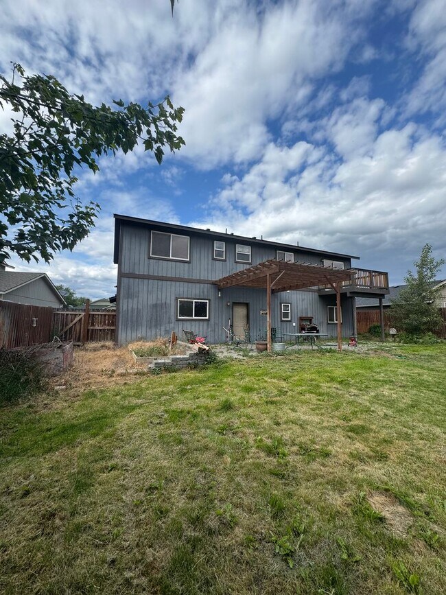 Building Photo - 5 Bedroom House For Rent W/ Large Fenced B...