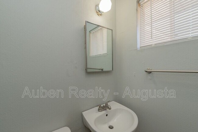 Building Photo - 1514 Bleakley St