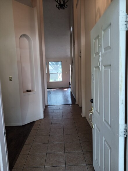 Building Photo - 2719 Whitinham Dr