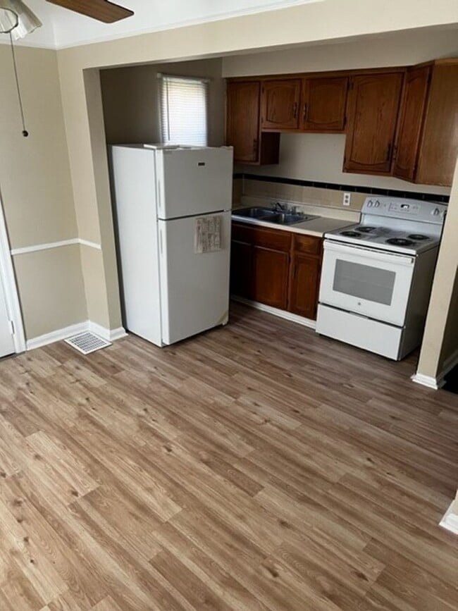 Building Photo - 3 bedroom house | Mayflower Ave |