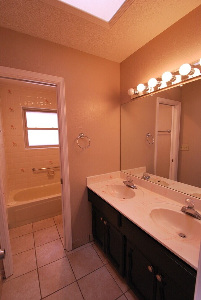 Building Photo - Single Family Home
