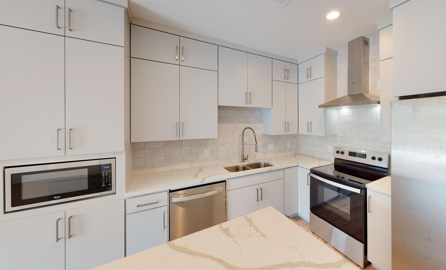 Building Photo - Modern Munger Place townhome with city sky...