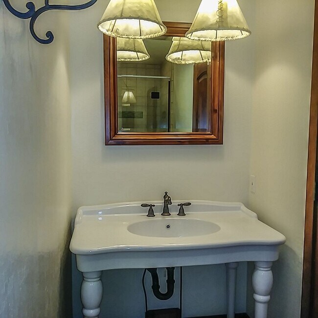 Building Photo - Charming 3-bedroom Lodge-Style Townhouse