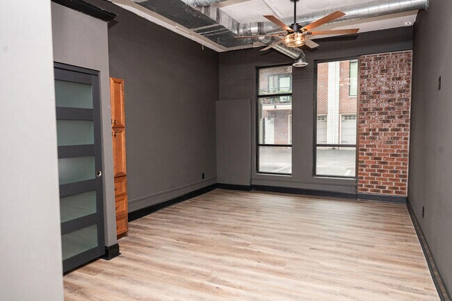 Building Photo - 275 S Limestone