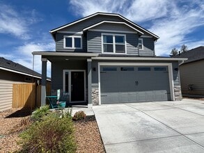 Building Photo - Beautiful 3 Bed/2.5 Bath with Fully Fenced...