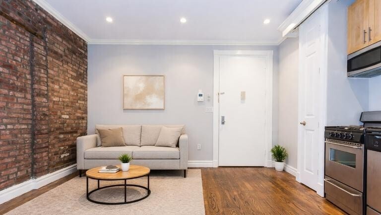 Building Photo - 47 E 1st St