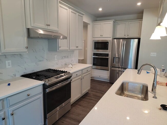 Building Photo - Spacious & Modern Home w/ 4 Bed, 4.5 bath in Manassas, Close to I-66, Includes Lawn & Other Services