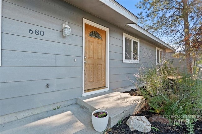 Building Photo - Updated Kuna Home with Private Backyard