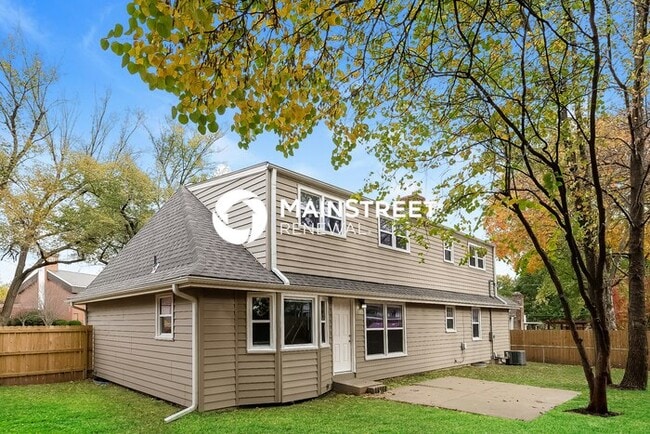 Building Photo - 4 Bedroom Pet-Friendly Home in Overland Park, KS with Main Street Renewal