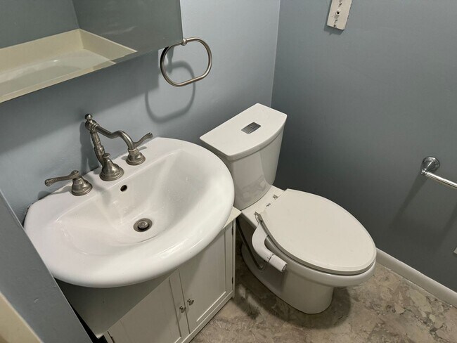 Building Photo - NOW AVAILABLE! RENT READY!!