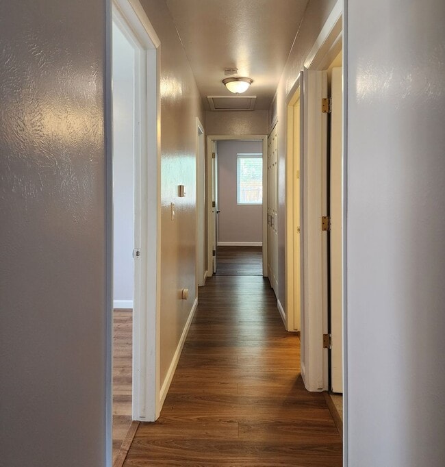 Building Photo - Updated 3 Bedroom Townhome in Great Area!