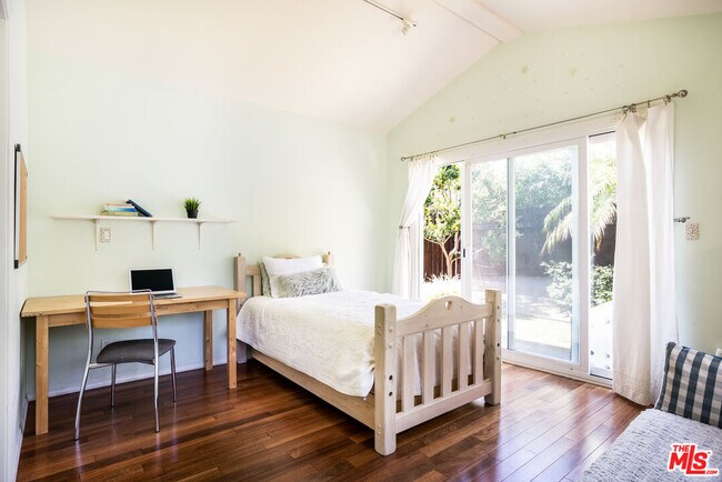 Building Photo - 907 Las Pulgas Rd