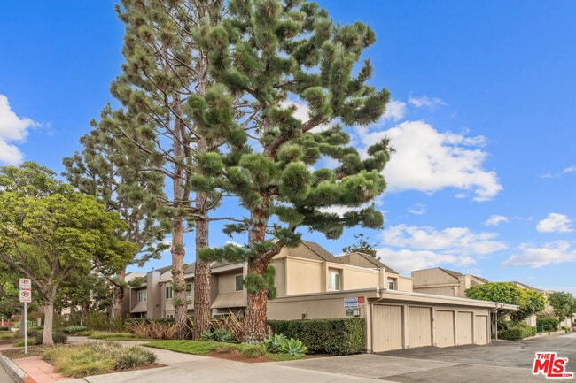 Building Photo - 2508 Arizona Ave