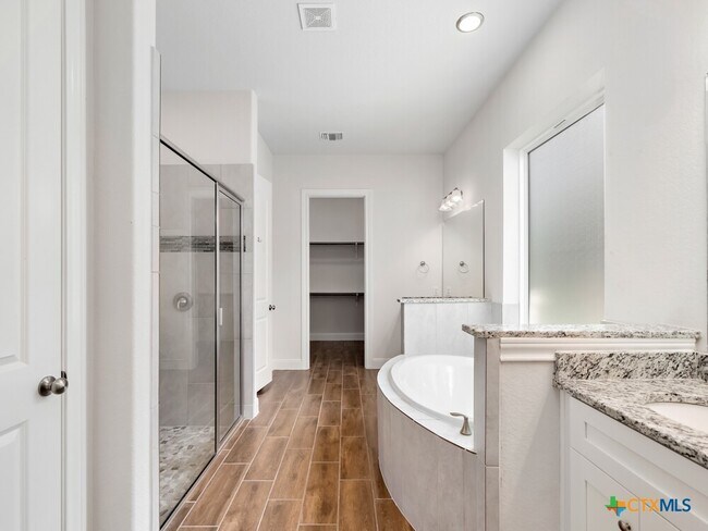 Building Photo - 530 Carriage House