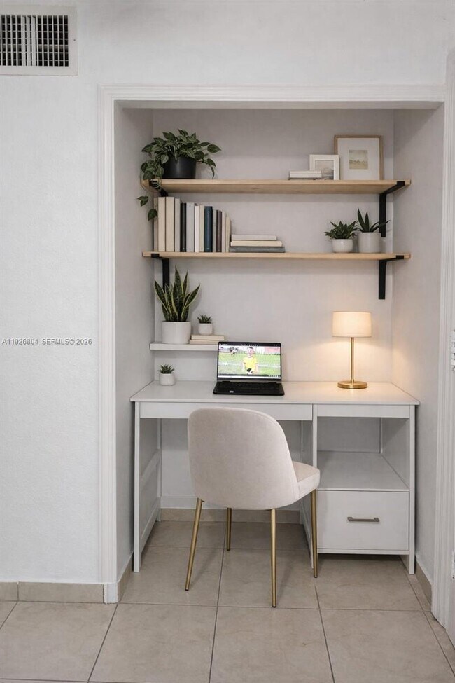 Building Photo - 666 W 81st St